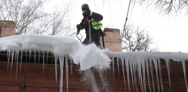 Альпинисты очищают от наледи и сосулек крыши домов в Нижнем Новгороде
