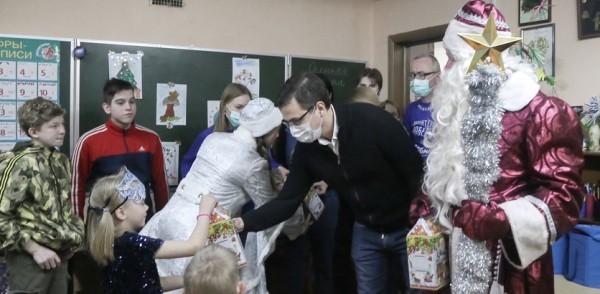 Юрий Шалабаев исполнил новогоднее желание воспитанников Первого санаторно-курортного детского дома, подарив шведскую стенку 