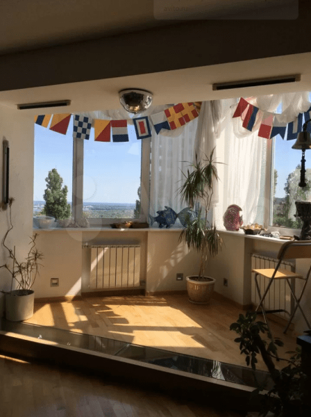 Двухэтажные апартаменты с «положительной энергетикой» продают в Нижнем Новгороде