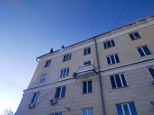 В связи с «температурными качелями» в Нижнем Новгороде  усилена работа по очистке кровель зданий от наледи и снега