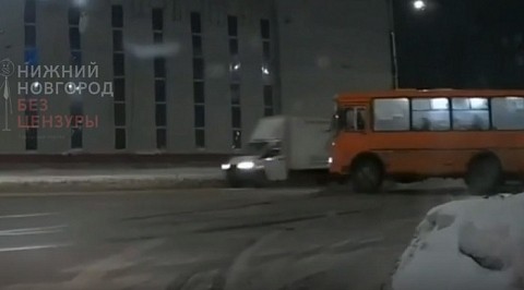 Водитель нижегородской маршрутки избежал ДТП с помощью дрифта 