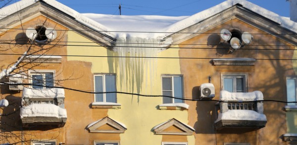 С начала зимы АТИ направила собственникам нежилых зданий более 270 уведомлений о принятии мер по очистке кровель от снега и сосулек