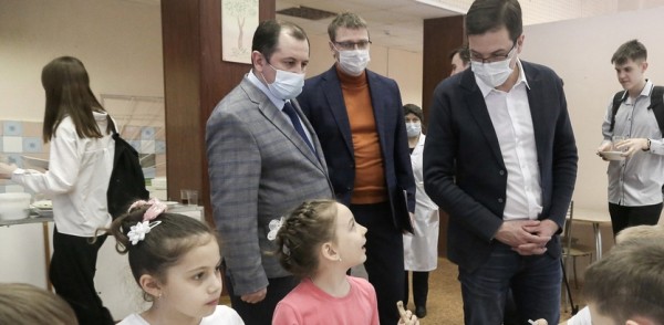 Брокколи, цветная капуста, напиток из облепихи и котлеты из индейки с сыром появятся в школьном меню