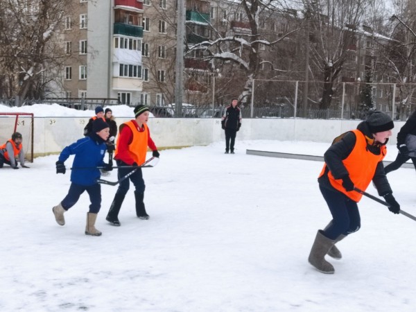 Команды школы № 183 и гимназии № 80 победили в Сормовском районном турнире по хоккею в валенках