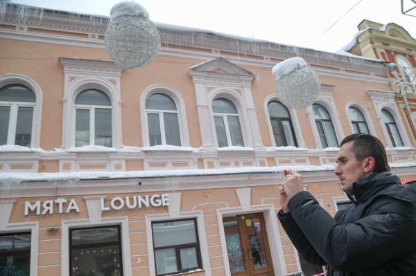 АТИ: После сброса сосулек и снега с кровель необходимо привести в порядок территорию около домов АТИ: После сброса сосулек и снега с кровель необходимо привести в порядок территорию около домов