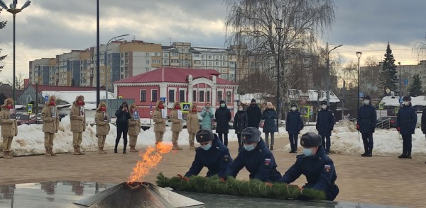 Юнармейцы и ветераны возложили цветы к Вечному огню в Сормовском районе накануне Дня защитника Отечества Юнармейцы и ветераны возложили цветы к Вечному огню в Сормовском районе накануне Дня защитника Отечества
