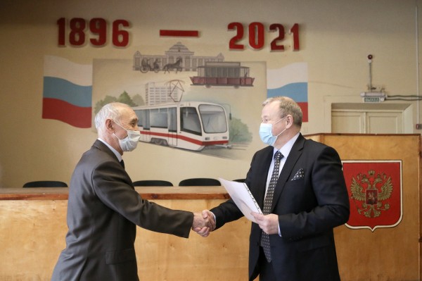 Начальник трамвайного депо № 3 Анатолий Иванов награжден знаком «Почетный работник транспорта России»