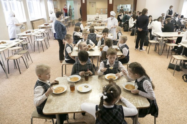 Брокколи, цветная капуста, напиток из облепихи и котлеты из индейки с сыром появятся в школьном меню