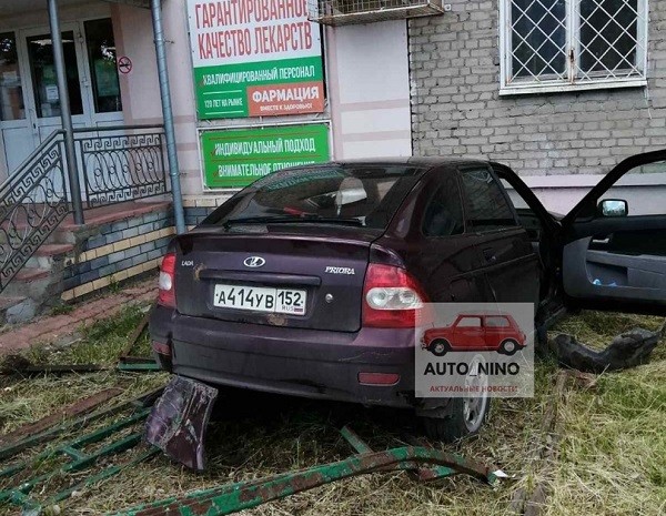Пьяный водитель &laquo;Лады&raquo; протаранил забор и врезался в дом на Бору