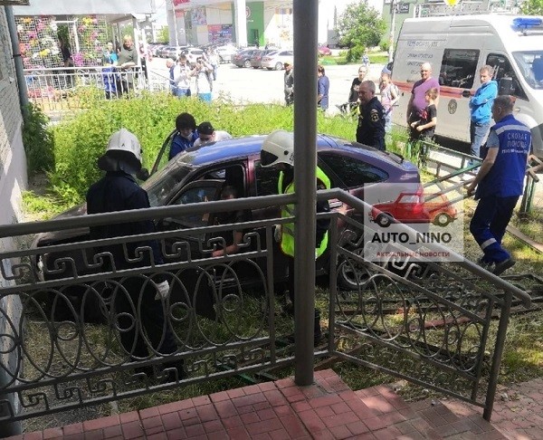 Пьяный водитель &laquo;Лады&raquo; протаранил забор и врезался в дом на Бору