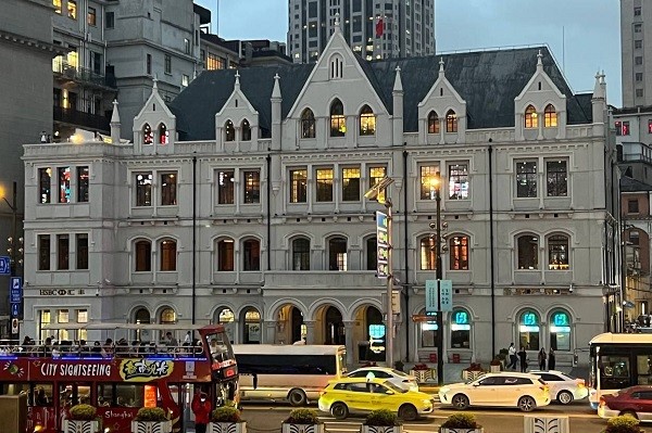 Глеб Никитин совершил пробежку по набережной Вайтань в Шанхае