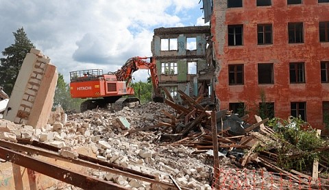 Аварийные здания бывшего интерната начали сносить в Дзержинске