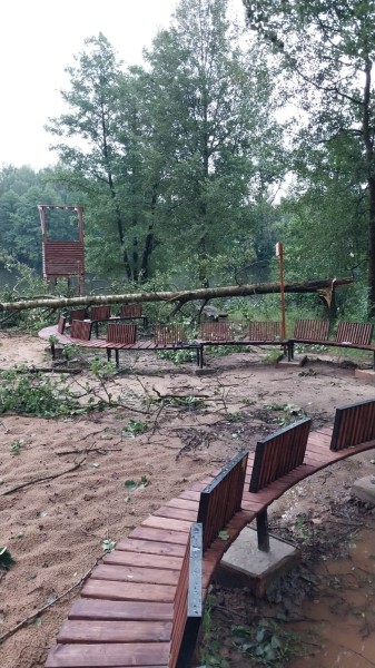 Сильный ветер поломал благоустройство на пляже в Арзамасе Сильный ветер поломал благоустройство на пляже в Арзамасе