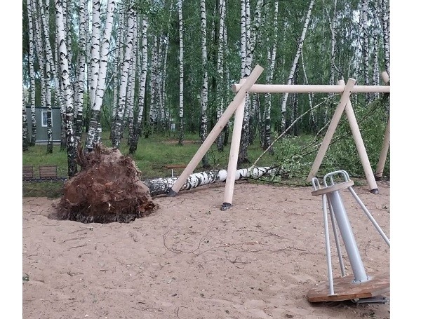 Сильный ветер поломал благоустройство на пляже в Арзамасе Сильный ветер поломал благоустройство на пляже в Арзамасе