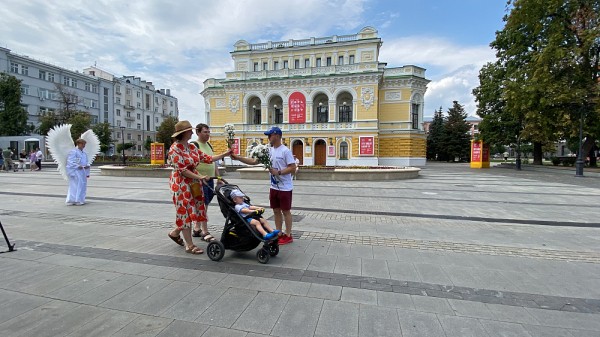 Волонтёры подарили нижегородцам ромашки в День семьи и любви