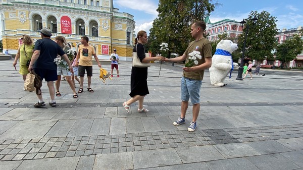 Волонтёры подарили нижегородцам ромашки в День семьи и любви