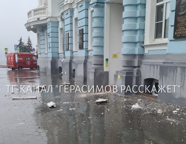 Ливень смыл кусок фасада из пенопласта с корпуса ПИМУ Ливень смыл кусок фасада из пенопласта с корпуса ПИМУ