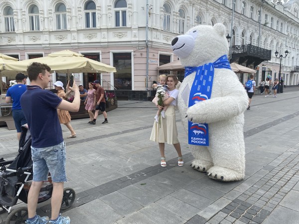 Волонтёры подарили нижегородцам ромашки в День семьи и любви