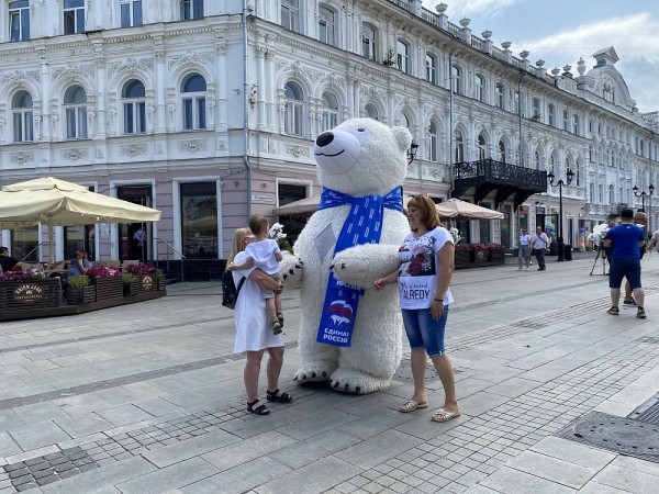 Волонтёры подарили нижегородцам ромашки в День семьи и любви