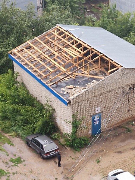 Сильный ветер поломал благоустройство на пляже в Арзамасе Сильный ветер поломал благоустройство на пляже в Арзамасе