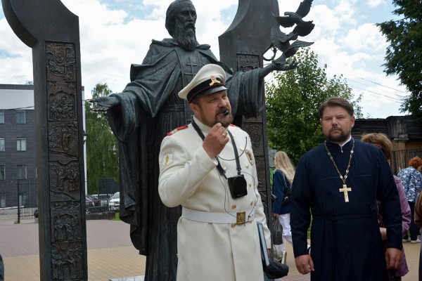Более 70 участников собрала экскурсия «Прогулки по Дружному Нижнему с городовым»