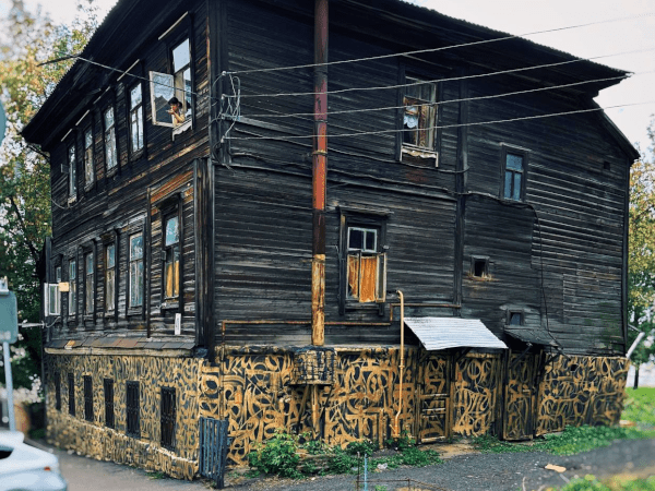 Новый стрит-арт Покраса Лампаса появился на старинном доме в Нижнем Новгороде