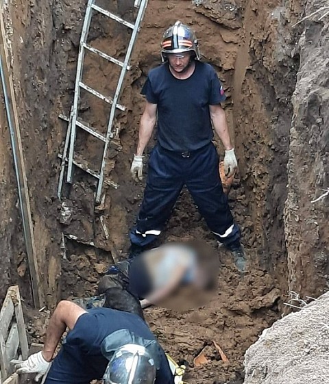 Спустившегося в траншею рабочего насмерть придавило грунтом в Ворсме 