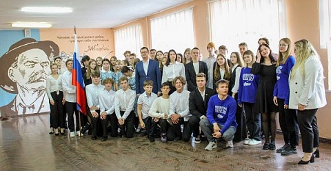 Мурал с портретом Горького открыли в нижегородской гимназии №17