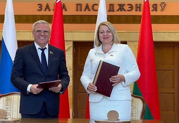 Спикер ЗСНО Евгений Люлин подписал соглашения с тремя облсоветами Беларуси
