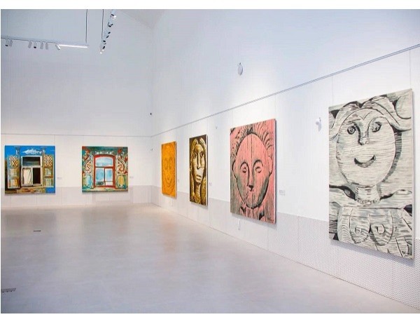 Выставка «Всякие сказки» открылась в «Пакгаузах» на Стрелке Выставка «Всякие сказки» открылась в «Пакгаузах» на Стрелке