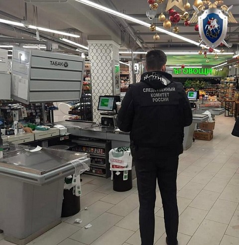 Пьяный мужчина ударил ножом подростка в супермаркете в Выксе