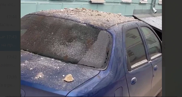 В Дзержинске кирпичная кладка карниза обрушилась на автомобиль