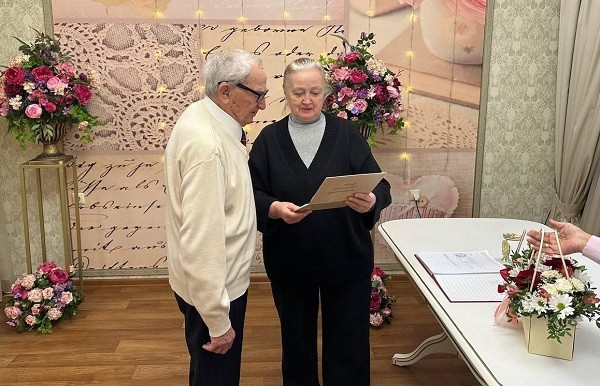 100-летний мужчина и 75-летняя женщина заключили брак в Нижнем Новгороде