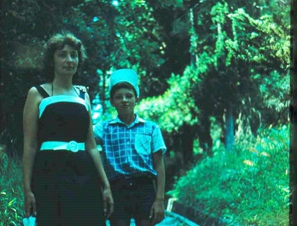 Глеб Никитин показал свою мать на фото из личного архива Глеб Никитин показал свою мать на фото из личного архива