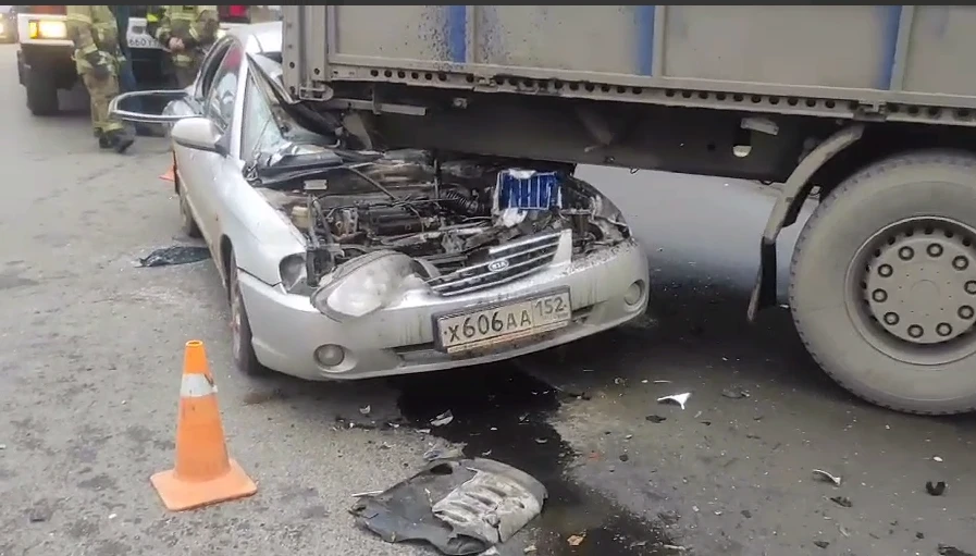 В Нижнем Новгороде иномарка протаранила полуприцеп грузовика: есть пострадавшие