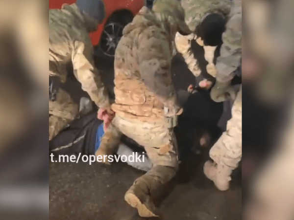 Появилось видео задержания участника массовой драки на улице Почаинской Появилось видео задержания участника массовой драки на улице Почаинской