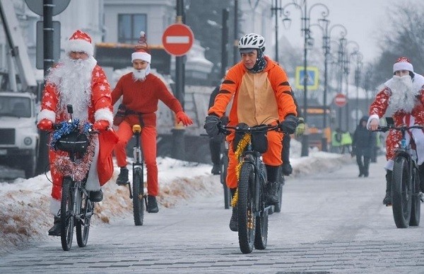 Деды Морозы совершили велопрогулку по центру Нижнего Новгорода  