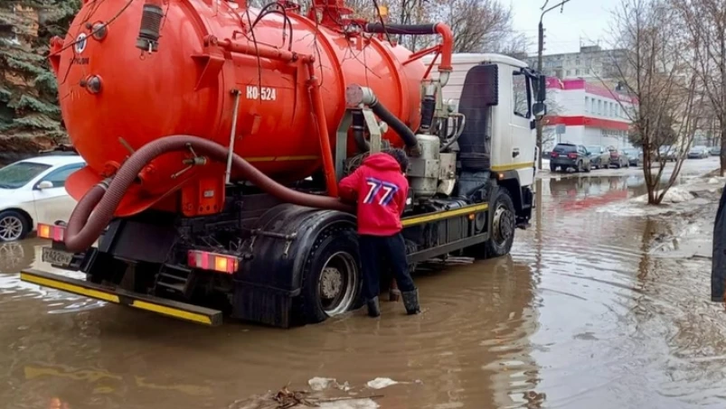 Почти 2 тыс. кубометров воды откачали с улиц Нижнего Новгорода 23 марта