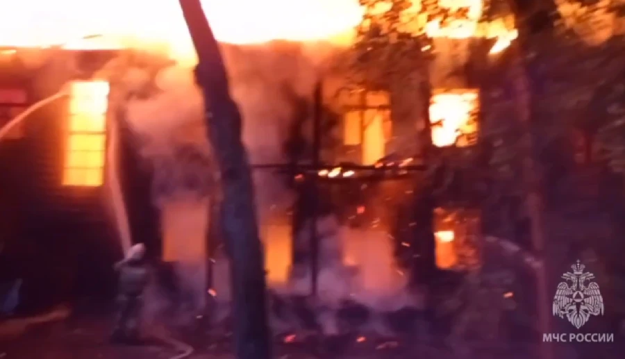 Расселенный деревянный дом сгорел в Нижнем Новгороде Расселенный деревянный дом сгорел в Нижнем Новгороде