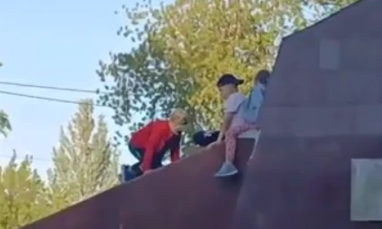 Жителей Заволжья разозлили дети, игравшие на Вечном огне Жителей Заволжья разозлили дети, игравшие на Вечном огне