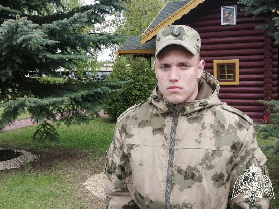 Росгвардеец спас мужчину и женщину, которые едва не сгорели в автомобиле в Сарове