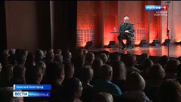 "Стрелка": Нижегородцы услышали стихи в исполнении знаменитого актера Вениамина Смехова 