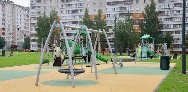 Детский городок, спортивная площадка и территория для выгула собак появились в благоустроенном сквере возле бульвара имени Коноваленко на Автозаводе