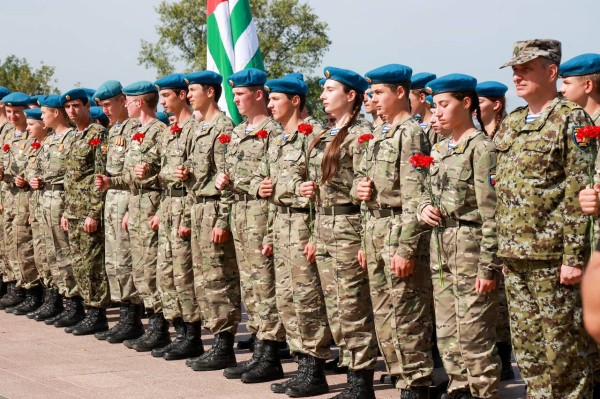 Юрий Шалабаев вручил удостоверения парашютистов воспитанникам международной смены лагеря «Хочу стать десантником»