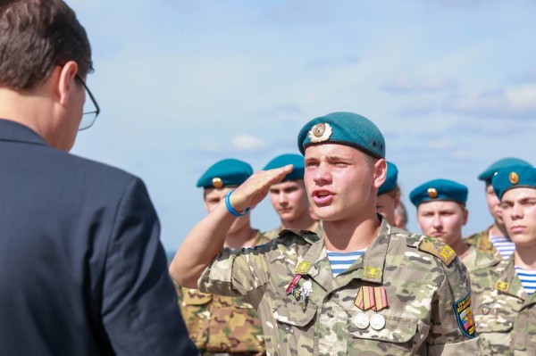 Юрий Шалабаев вручил удостоверения парашютистов воспитанникам международной смены лагеря «Хочу стать десантником»