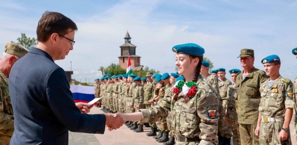 Юрий Шалабаев вручил удостоверения парашютистов воспитанникам международной смены лагеря «Хочу стать десантником»
