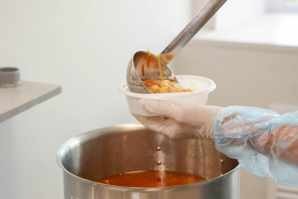 Получить горячий обед, психологическую и юридическую помощь могут нижегородцы на новой социальной кухне