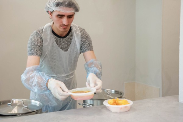 Получить горячий обед, психологическую и юридическую помощь могут нижегородцы на новой социальной кухне