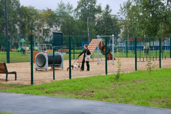 Детский городок, спортивная площадка и территория для выгула собак появились в благоустроенном сквере возле бульвара имени Коноваленко на Автозаводе