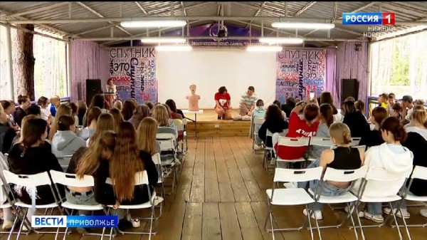 В летнем оздоровительном лагере &laquo;Спутник&raquo; подростков научили делать сердечно-легочную реанимацию